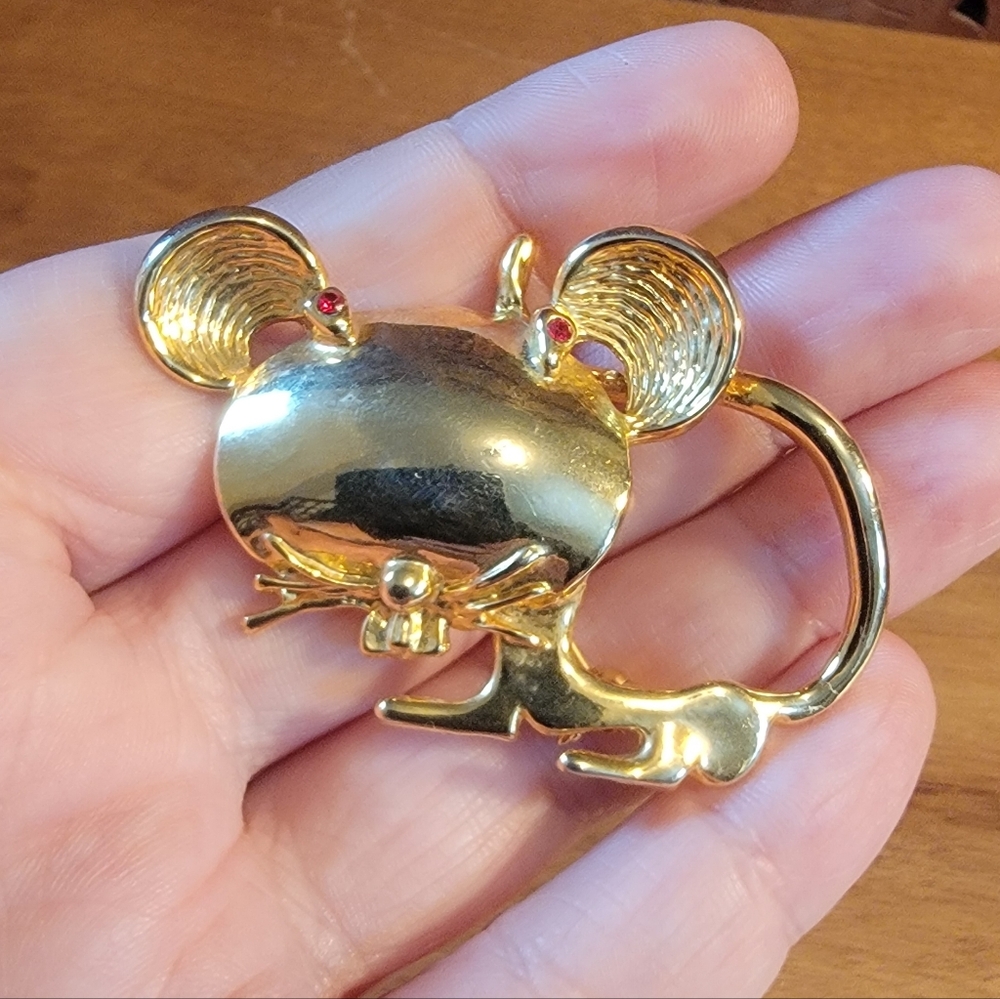 Vintage Derpiest Of Derpy Gold Tone Metal Buck Tooth Mouse Brooch With Red Eyes